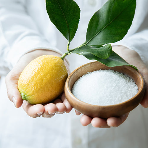 Salz und Zitrone als Symbol für Magnesium mit Vitamin C