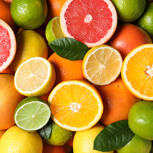 Zitrusfrüchte als Symbol für Vitamin C Kapseln